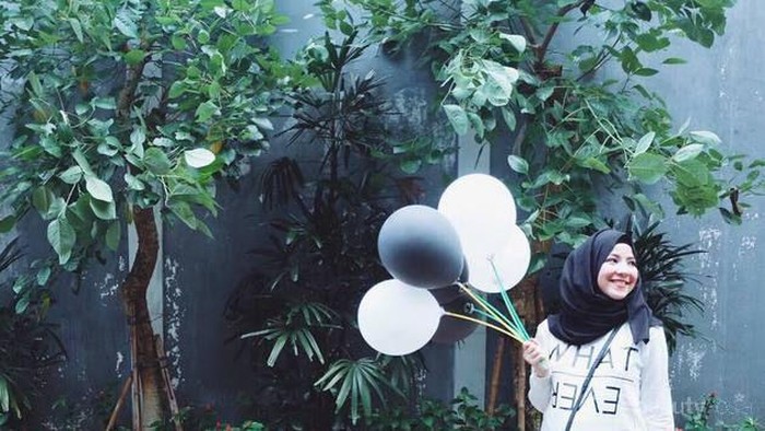 Jangan Sampai Fail, Begini Tips Padu Padan Rok Midi dengan Hijab!