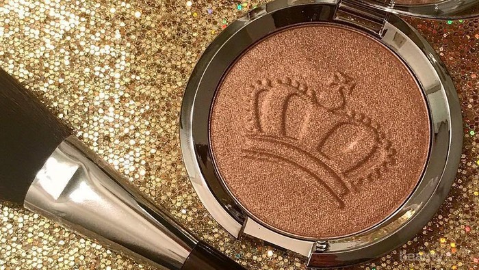 #NEWS Coba Becca Shimmering Skin Perfector Highlighter Royal Glow untuk Rasakan Suasana Royal Wedding!