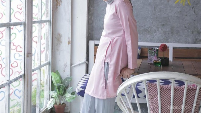 Saatnya Tinggalkan Kemeja Model Biasa, Ini 5 Inspirasi Gaya dengan Tunik Kekinian Ala Artis Indonesia