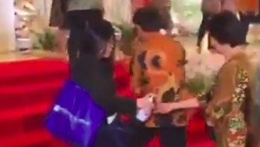 img-title Viral Tamu Kawinan Harus Cuci Tangan sebelum Salaman dengan Pengantin