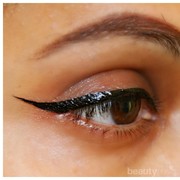 Gloss Artist Liquid Black Eyeliner dengan Warna Hitam Intens dan Super Pekat!