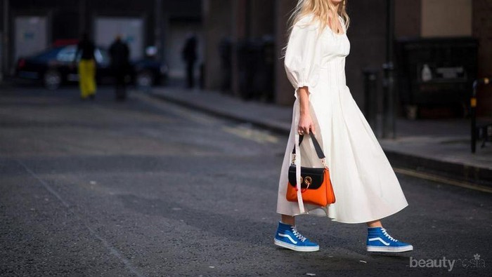 Ingin Memadukan Dress Dan Sneakers? Intip Inspirasi Gaya Seru Ini Yuk!