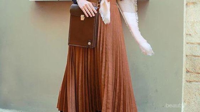 Buat ke Kampus, Ini Padanan yang Kece Rok Plisket dengan Hijab!
