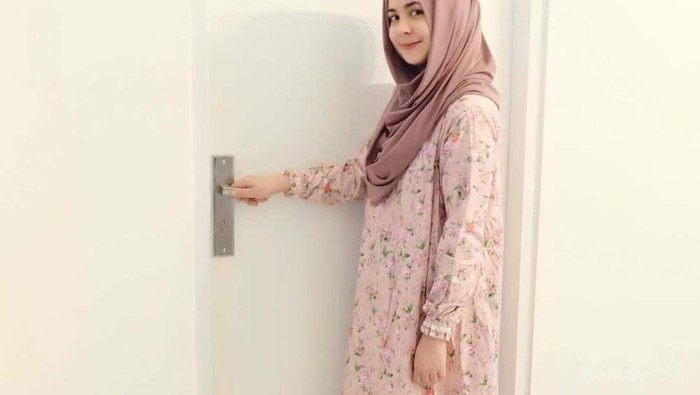 Anggun dan Tetap Modis, 5 Inspirasi Hijab Syar'i Ala Risty Tagor Ini Bisa Kamu Tiru