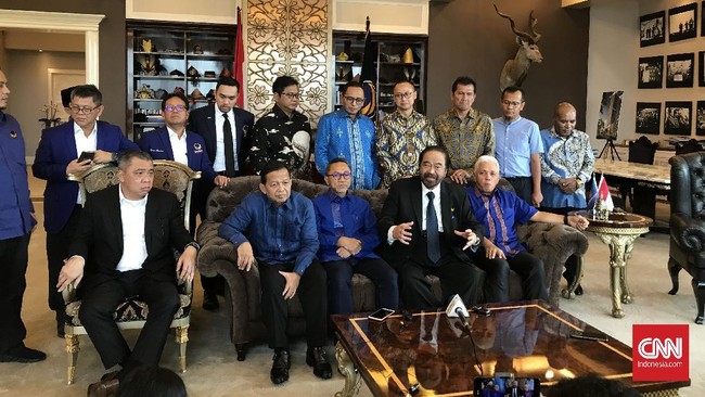 Ketum PAN Zulkifli Hasan bersama Ketum NasDem Surya Paloh membahas kemungkinan memisahkan kembali pilpres dan pileg yang pada 2019 digelar serentak.