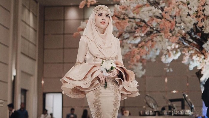 Model Kebaya Hijab Ini Bisa Bikin Tubuh Tinggi Terlihat Lebih Menarik, Lho!