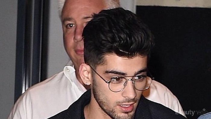 Artis Barat Ini Buktikan Bahwa Memakai Kacamata Membuat Penampilan Jadi Keren