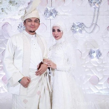 Ini Dia Gaun Putih Pernikahan Selebriti Berhijab yang Anggun Banget, Kamu Pilih Mana?