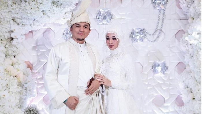 Ini Dia Gaun Putih Pernikahan Selebriti Berhijab yang Anggun Banget, Kamu Pilih Mana?