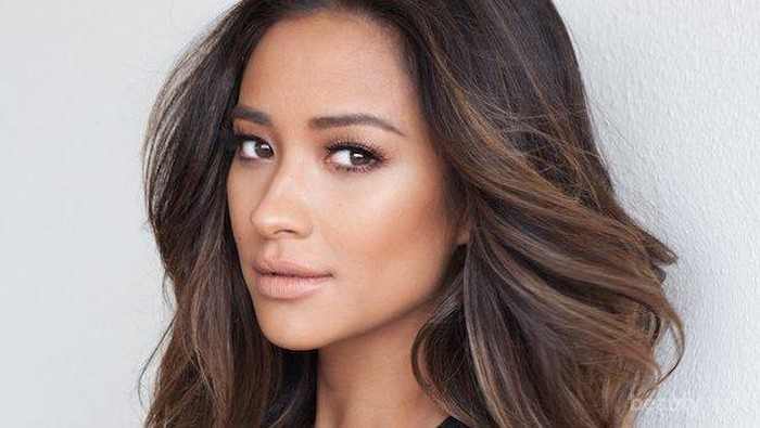 Intip Make Up Ala Selebriti Shay Mitchell untuk Pemilik Kulit Gelap Supaya Tampak Flawless!
