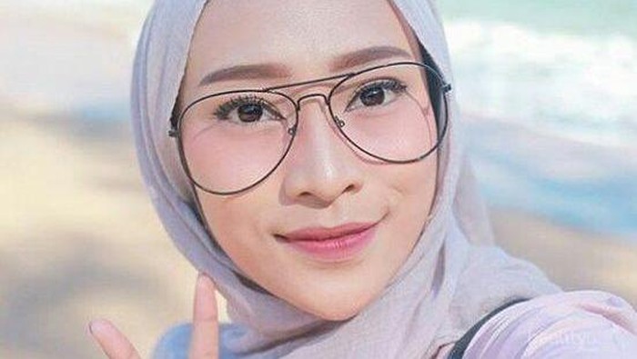 [FORUM] Suka enggak pede pakai kacamata setelah berhijab, kamu juga enggak?