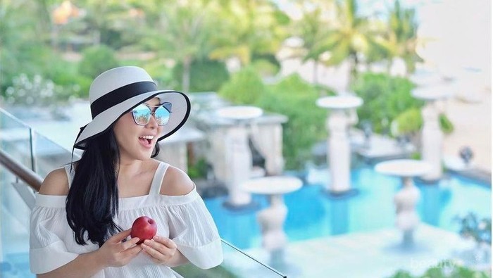 Ini Dia 5 Koleksi Sepatu Unik Ala Syahrini yang Harganya Selangit, Seperti Apa Sih?