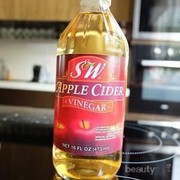 Pernah merasa kulit panas saat pakai cuka apel ke wajah?