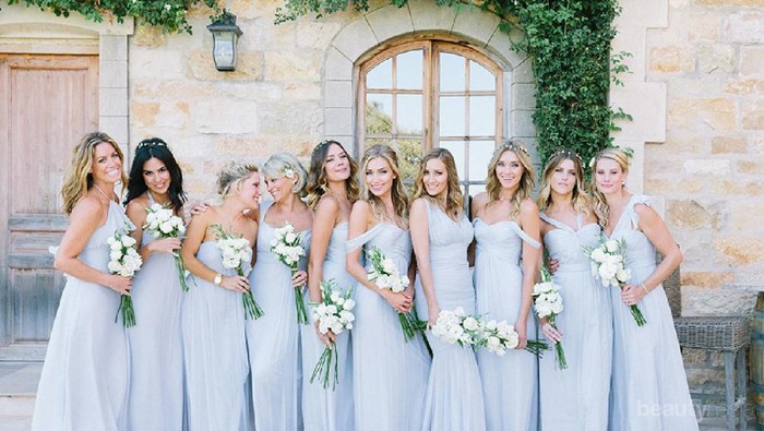Ladies, Ini Dia Inspirasi Warna Gaun Bridesmaids Elegan untuk Pernikahan Kamu!