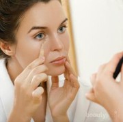 [FORUM] Pilih warna concealer yang benar tuh, satu tingkat di atas atau sama dengan warna kulit ya?