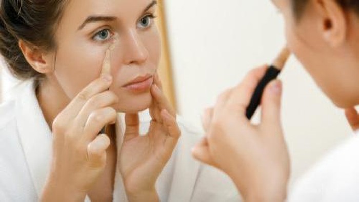 [FORUM] Pilih warna concealer yang benar tuh, satu tingkat di atas atau sama dengan warna kulit ya?