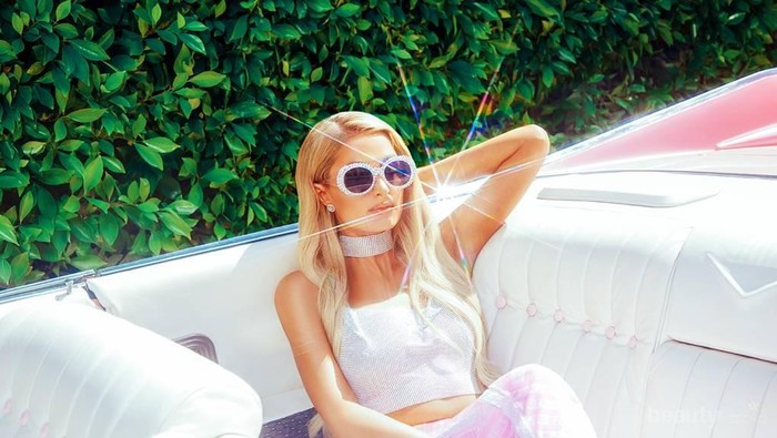 #NEWS Kolaborasi Boohoo X Paris Hilton yang Melahirkan Koleksi Klasik Era 2000-an
