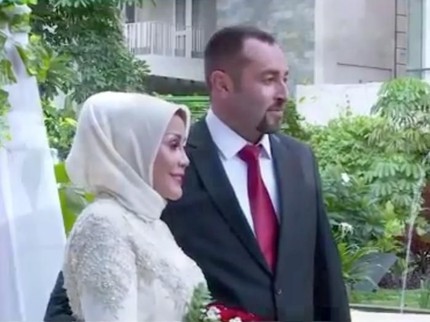 5 Potret Pernikahan Ibunda Vicky Prasetyo dengan Bule Turki