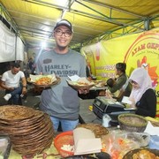 Ternyata Ini Cerita Dibalik Kesuksesan Ayam Gepuk Pak Gembus Jakarta yang Lagi Fenomenal Itu