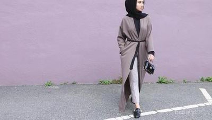 Bergaya dengan Outer Panjang Hijab dan Celana? Lihat Tips Padu Padannya di Sini!
