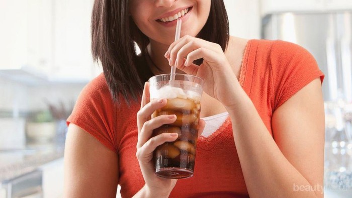 Segera Tinggalkan Minum Minuman Bersoda Kalau Tidak Mau Terjadi Hal Ini Pada Dirimu!
