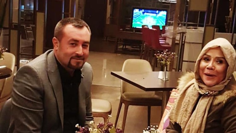 Ibunda Vicky Prasetyo baru saja menikah dengan bule asal Turki. Tak banyak yang tahu, jika ibu Vicky pernah menjadi korban KDRT, Bun.