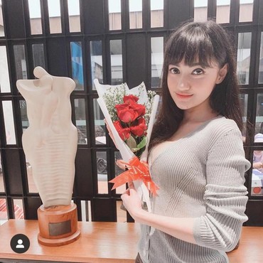 Kembali Lepas Hijab, Marcella Simon Bagikan Potret Tengah Dibaptis