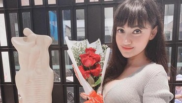 img-title Kembali Lepas Hijab, Marcella Simon Bagikan Potret Tengah Dibaptis