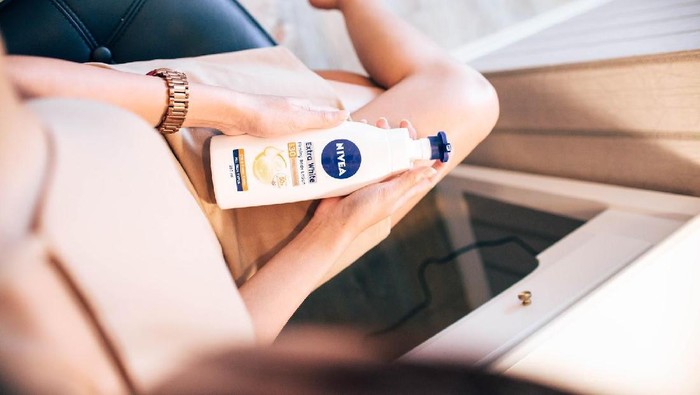 Body Lotion yang Bagus untuk Cerahkan Kulit Belang dan Kusam Body Lotion yang Bagus untuk Cerahkan Kulit Belang dan Kusam