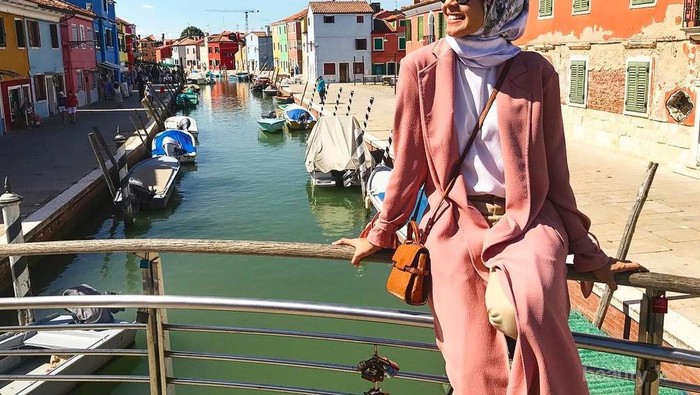 Suka Pakai Outer? Tiru Gaya Hijab Traveling Laudya Cinthya Bella Ini, Yuk!