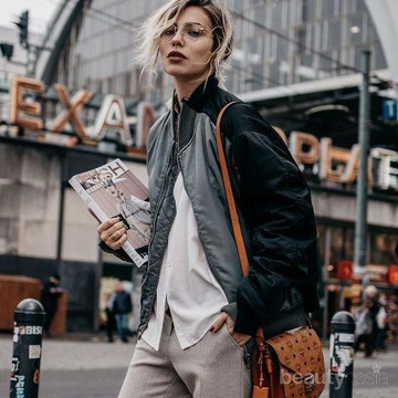 Nggak Harus Preppy, Gaya Kekinian Ini Juga Pas Banget untuk Wanita Berkacamata!