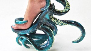 Aneh Banget, 5 Sepatu Unik yang untuk Fashion Show Ini Akan Buat Kamu Heran!