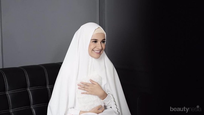 Cantik dan Menutup Dada, 5 Gaya Fashion Hijab Santun Ala Shireen Sungkar Ini Bisa Kamu Tiru