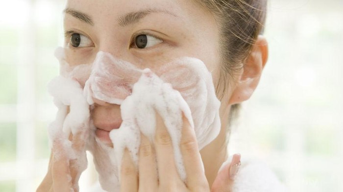 Stop! Ternyata 4 Kesalahan Mencuci Muka Ini Bisa Menyebabkan Jerawat!