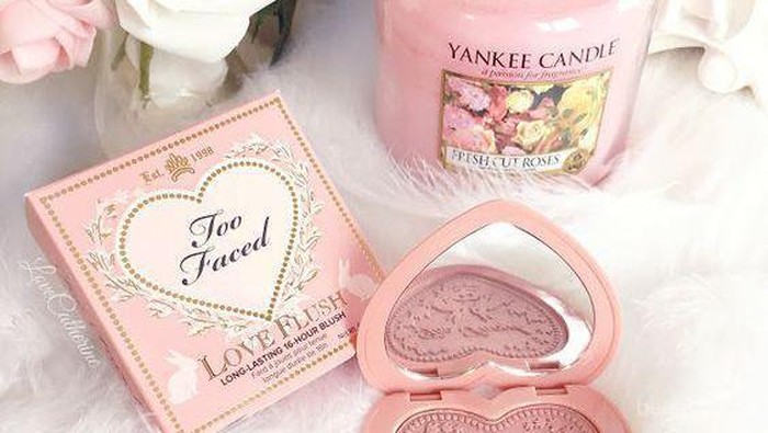 Too Faced Love Flush Blush, Berikan Warna Fresh dan Natural di Wajah Kamu