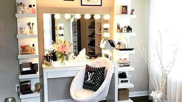 Gimana kamu mengatur alat makeup kamu di meja? Pakai tas atau box? Gimana kamu mengatur alat makeup kamu di meja? Pakai tas atau box?