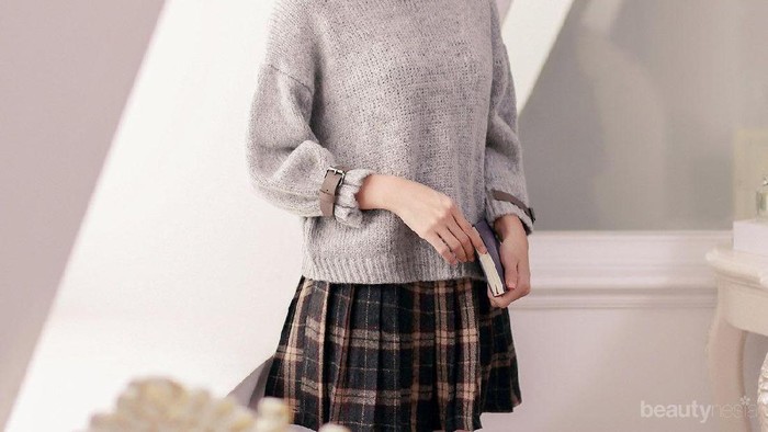 Cobain Deh! Sweater Kamu Terlihat Makin Cantik Jika Dipadukan dengan Rok Seperti Ini!