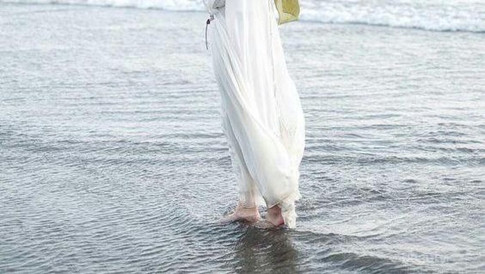 Pilihan Style Hijab Ke Pantai dengan Dress untuk Foto Liburan yang Instagram-able!