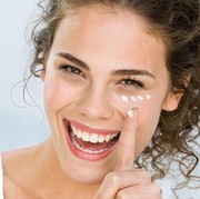 Supaya Hasilnya Maksimal, Begini Cara Menggunakan Eye Cream yang Benar di Sekitar Mata