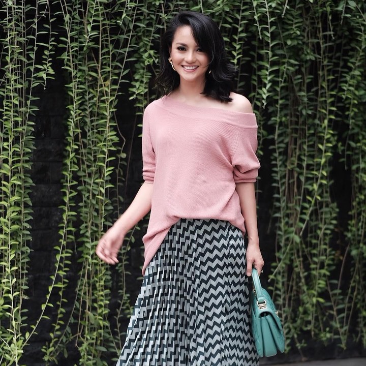 <p>Dari beberapa unggahan di Instagram miliknya, kakak artis Rini Yulianti ini selalu menunjukkan penampilan yang modis. (Foto: Instagram @ririnekawati)</p>