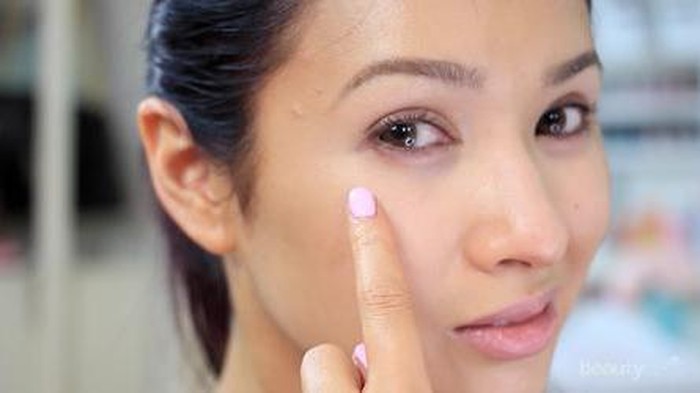 Habis Nangis dan Kurang Tidur? Atasi Mata Sembap dengan Trik Make Up Mata Ini!