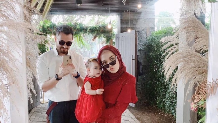 Busana kondangan jadi pilihan yang membingungkan untuk para Bunda yang membawa balita. Simak inspirasinya dari para selebgram berhijab yuk!