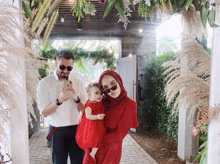 5 Inspirasi Model Busana Hijab Kondangan Saat Bunda Bawa Balita