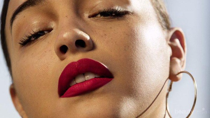 #NEWS Bibir Merah Merona dengan Fenty Beauty by Rihanna Stunna Lip Paint 'Uncensored'