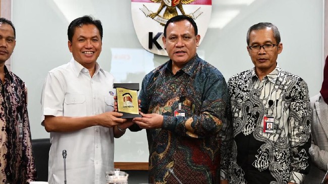 BPH Migas mengajak KPK untuk ikut mengawasi pendistribusian BBM dan pengangkutan gas bumi melalui pipa untuk menghindari kemungkinan tindak penyelewengan.