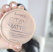 Review Rimmel Stay Matte Pressed Powder, Bedak Drugstore Terbaik untuk Hasil Flawless Matte Tanpa Minyak Seharian!