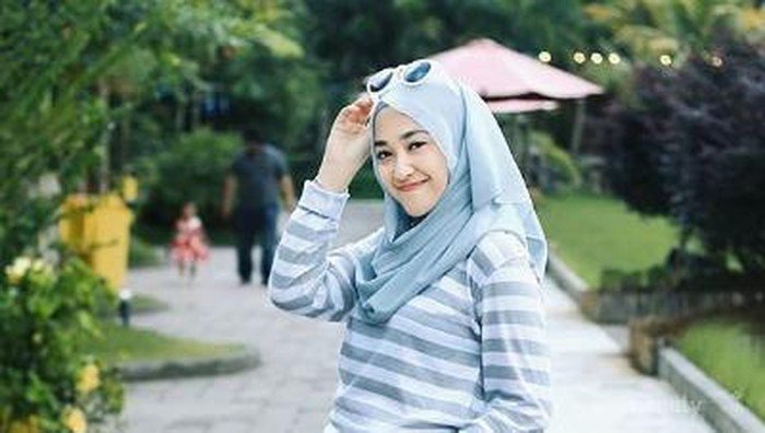 Intip 4 Padu Padan Hijab Menggunakan Denim yang Tidak Ketinggalan Jaman!