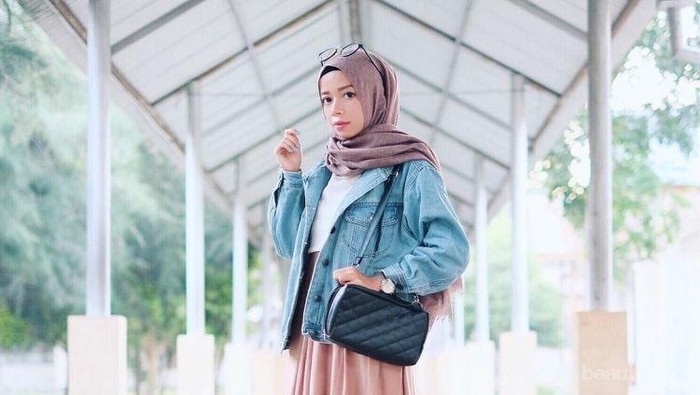 Chic dan Stylish, Begini Padu Padan Kece Jacket Jeans dengan Rok Bagi Para Hijabers