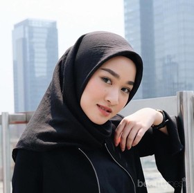 Dari Bulat Hingga Kotak, Ini Cara Mengaplikasikan Blush On Sesuai Bentuk Wajah Hijabers