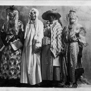 Koleksi Foto Kostum Halloween Paling Seram dari Tahun 1900-an Ini Dijamin Bikin Merinding!